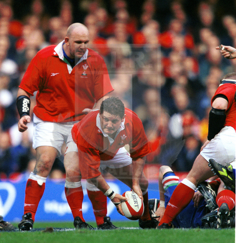 Lloyds TSB Sei Nazioni 2000, Round 2, Cardiff, Millennium Stadium 19/02/2000, Galles v Italia, il pilone gallese Rogers apre palla da ruck. Foto Daniele Resini/Fotosportit