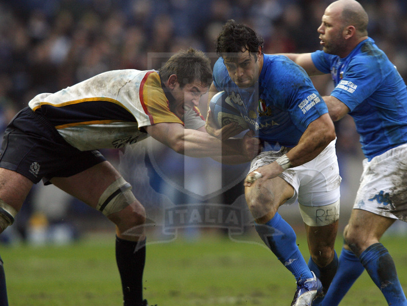Rbs Sei Nazioni 2007, Edimburgo, Murrayfield 24/02/2007, Scozia v Italia, Gonzalo Canale scappa ha Hynes. Troncon sostiene. Foto Daniele Resini/Fotosportit