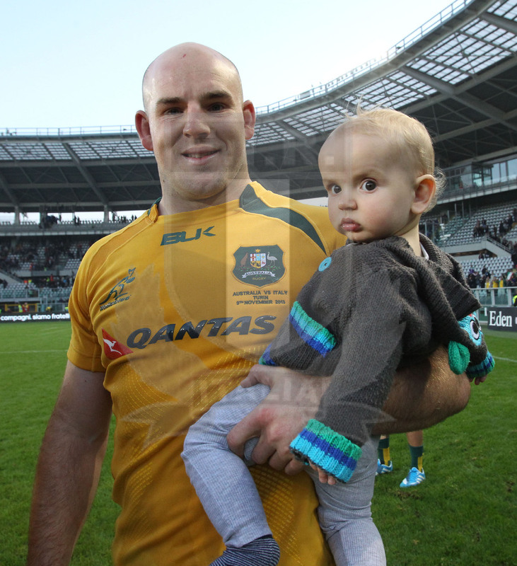 Cariparma test match 2013, Torino, stadio Olimpico, 9 novembre 2013, Italia v Australia, il tallonatore austaliano Moore con il figlioletto.