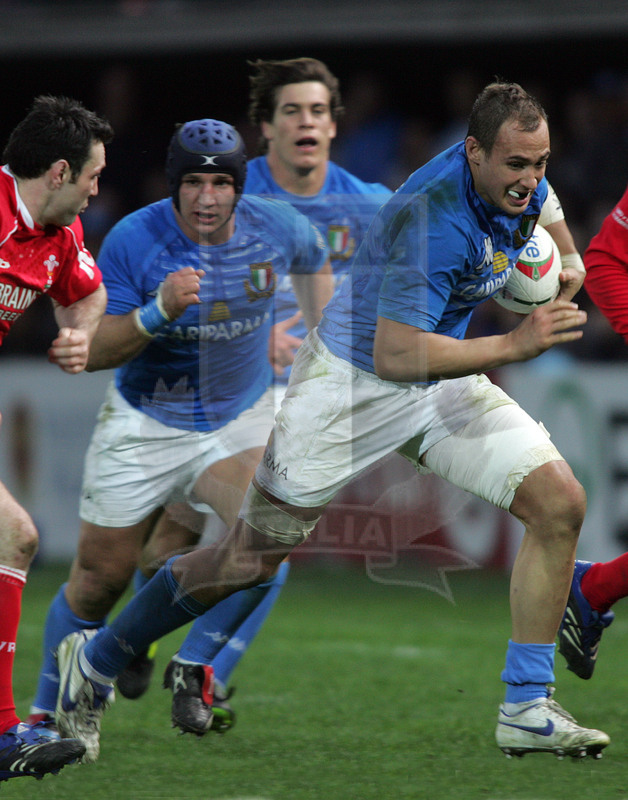 Sei Nazioni 2007, Roma, stadio Flaminio 10/03/2007, Italia v Galles, Sergio Parisse con Festuccia in sostegno. Foto Daniele Resini/Fotosportit