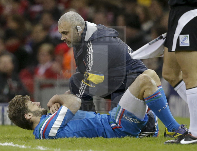 RBS 6 Nazioni 2014, Cardiff, Millennium Stadium, 1/02/2014, Galles v Italia. Angelo Esposito viene curato per un colpo alla spalla Foro: Roberto Bregani