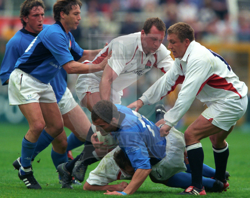 Rbs Sei Nazioni 2002, Roma, stadio Flaminio 07/04/2002, Italia v Inghilterra, Denis Dallan portato a terra da Wilkinson e Hill. Dominguez aiuta. Foto Daniele Resini/Fotosportit