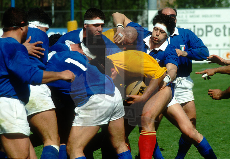 Coppa Europa Fira 1992, Rovigo, stadio Battaglini 18/04/1992, Italia v Romania, Roberto Saetti contende palla in maul. Foto Daniele Resini/Fotosportit