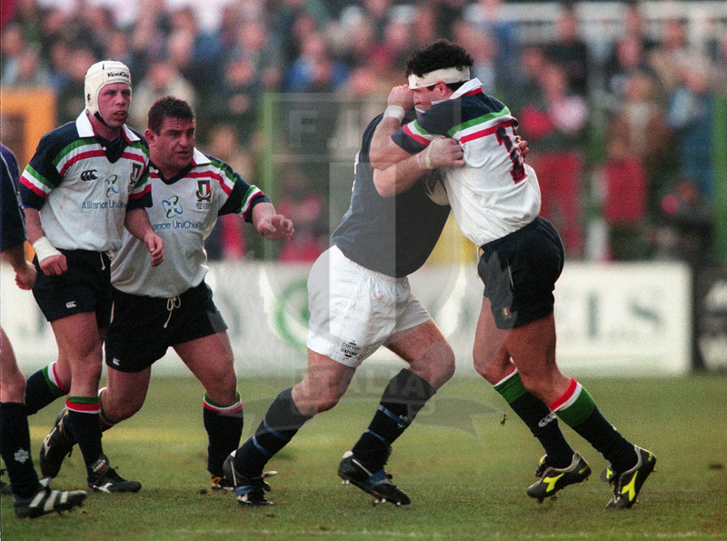 Lloyds TSB Sei Nazioni 2000, Round 1, Roma, stadio Flaminio 05/02/2000, Italia v Scozia, Denis Dallan difende palla da Gordon Simpson. Foto Daniele Resini/Fotosportit