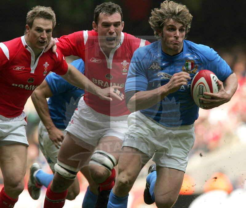Rbs Sei Nazioni 2006, Round 3, Cardiff, Millennium Stadium 11/03/2006, Galles v Italia, break di Mirco Bergamasco. Foto Daniele Resini/Fotosportit