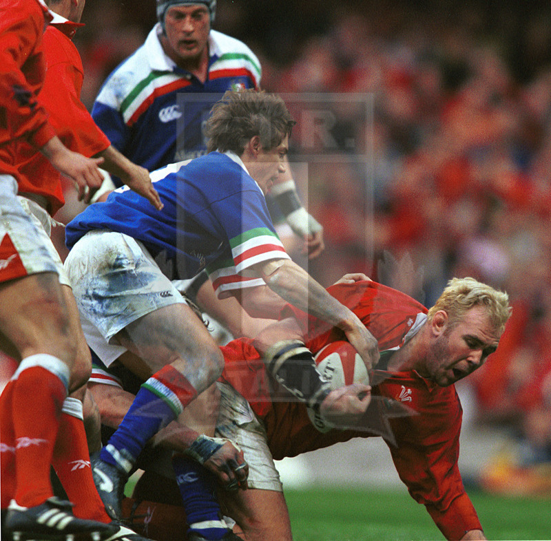 Lloyds TSB Sei Nazioni 2000, Round 2, Cardiff, Millennium Stadium 19/02/2000, Galles v Italia, Scott Quinnell portato a terra da Diego Dominguez. Foto Daniele Resini/Fotosportit