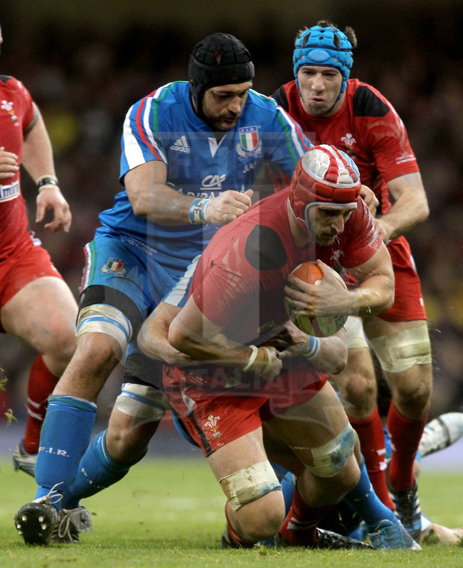 Sei Nazioni 2014, Cardiff. Millennium Stadium, 01/02/2014. Galles v Italia, Luke Charteris fermato da Bergamasco. Accorre Tipurich.