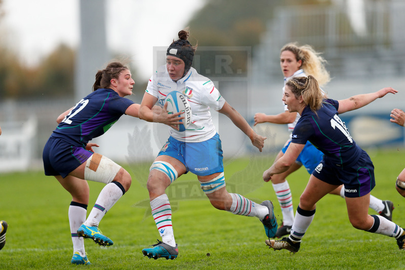 Test Match Donne Novembre 2018, Calvisano (BS), Pata Stadium, 4-11-2018, Italia Femminile v Scozia Femminile. Ilaria Arrighetti cerca la fuga inseguita da Lisa Martin e Helen Nelson. Foto: Roberto Bregani/Fotosportit