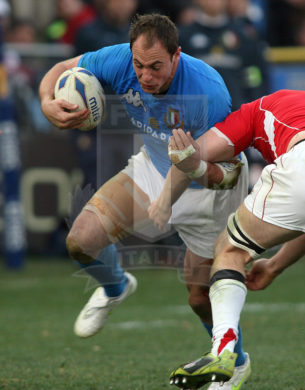 Rbs Sei Nazioni 2011, Roma, stadio Flaminio 26/02/2011, Italia v Galles, Sergio Parisse in percussione. Daniele Resini/Fotosportit