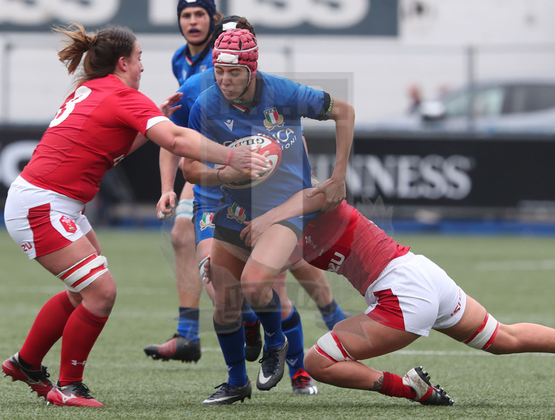 Guinness Sei Nazioni Donne 2020, Cardiff, Arms Park 02/02/2020 Galles Donne v Italia Donne, Vittoria Ostuni Minuzzi impegna due avversarie. Daniele Resini/Fotosportit