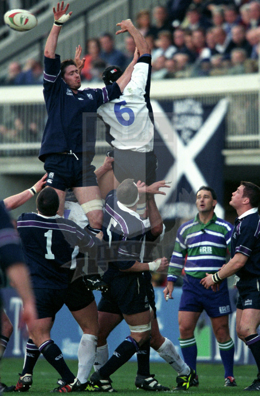 Rbs Sei Nazioni 2002, Roma, stadio Flaminio 16/02/2002, Italia v Scozia, touche contesa fra Poutney e Bortolami. Foto Daniele Resini/Fotosportit