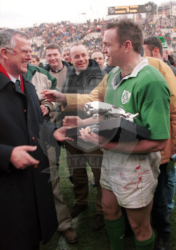 2002 Lloyds TSB Six Nations, Roma, stadio Flaminio 03/02/2001, Italia v Irlanda, Henderson riceve il premio di "man of the match" Foto Daniele Resini/Fotosportit