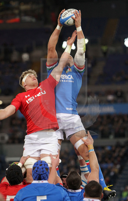 Guinness Sei Nazioni 2019, Round 2, Roma, Stadio Olimpico 09/02/2019, Italia v Galles, touche a due mani per Parisse su Wainwright. Foto Daniele Resini/Fotosportit