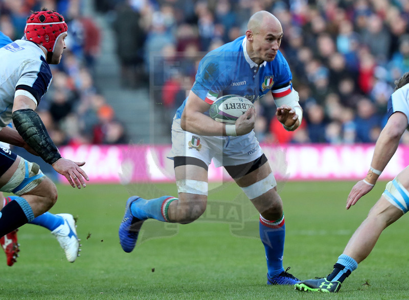 Guinness Sei Nazioni 2019, Round 1, Edimburgo, Murrayfield 02/02/2019, Scozia v Italia, una carica di Sergio Parisse. Foto Daniele Resini/Fotosportit