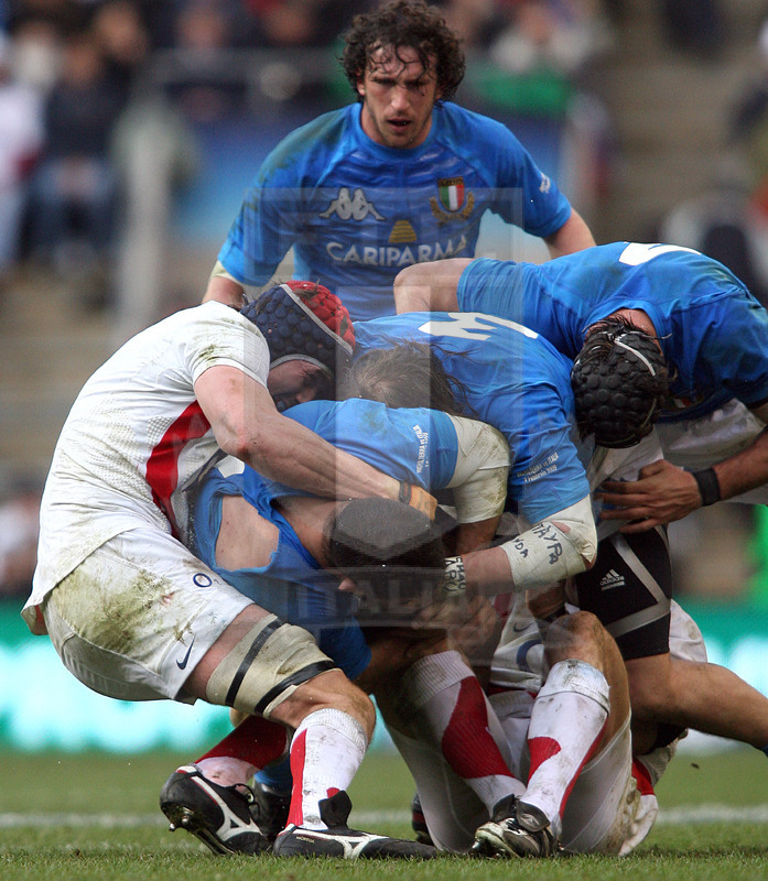 Rbs Sei Nazioni 2009, Londra, Twickenham 07/02/2009, Inghilterra v Italia, Totò Perugini impatta su Kennedy. Foto Daniele Resini/Fotosportit