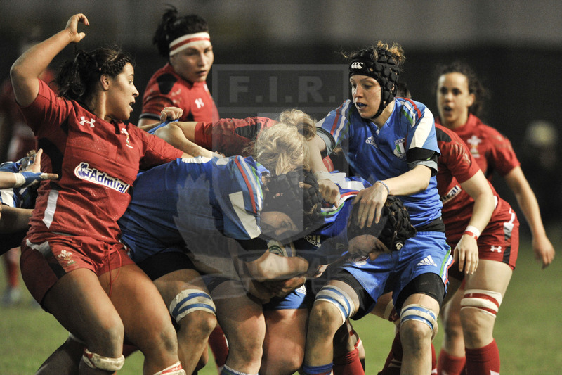 Rbs Sei Nazioni Donne 2015, Padova, stadio Plebiscito, 21-03-2015, Italia Donne v Galles Donne, Elisa Giordano, Lucia Gai e Alice Trevisan contendono palla in maul.