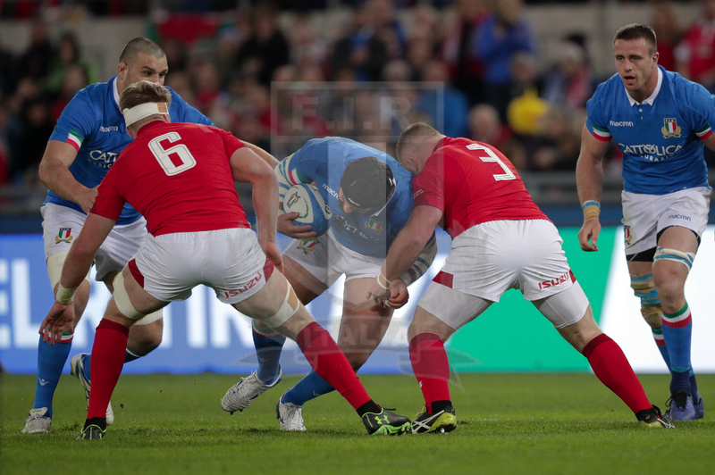 Guinness Sei Nazioni 2016, Round 2, Roma, Stadio Olimpico, 9/02/2019, Italia v Galles. Una carica di Simone Ferari su Samson Lee. Foto Roberto Bregani/Fotosportit
