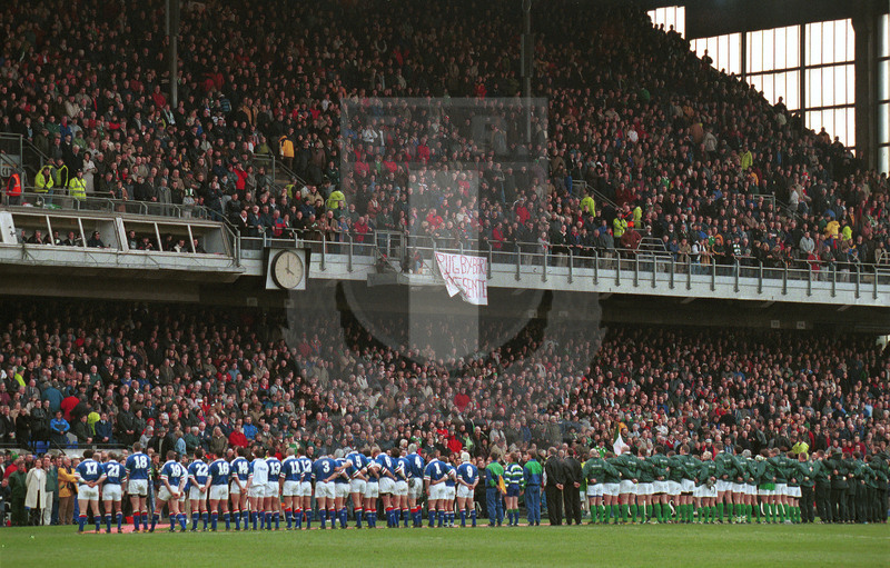 Lloyds TSB Sei Nazioni 2000, Round 3, Dublino, Lansdowne Road 04/03/2000, Irlanda v Italia, le squadre al cerimoniale degli inni. Foto Daniele Resini/Fotosportit