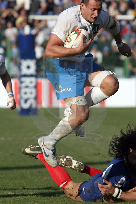 Sei Nazioni 2007, Roma, stadio Flaminio 03/02/2007, Italia v Francia, Sergio Parisse forza la difesa. Foto Daniele Resini/Fotosportit
