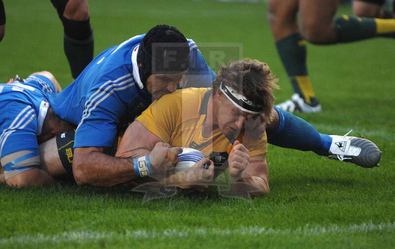 Cariparma Test Match 2013 - 09/11/2013 - Torino, Stadio Olimpico - Italia v Australia - Nick Cullen fermato da Marco Bortolami vicino alla linea di meta