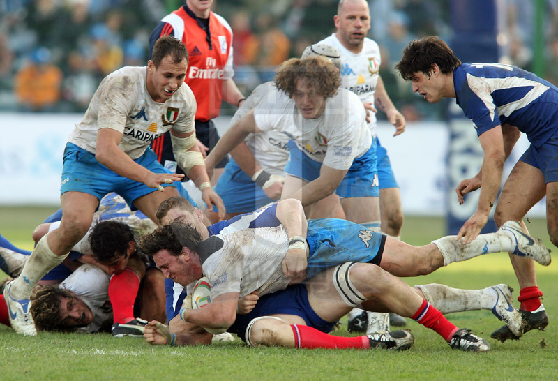 Sei Nazioni 2007, Roma, stadio Flaminio 03/02/2007, Italia v Francia, Mauro Bergamasco portato a terra. Foto Daniele Resini/Fotosportit
