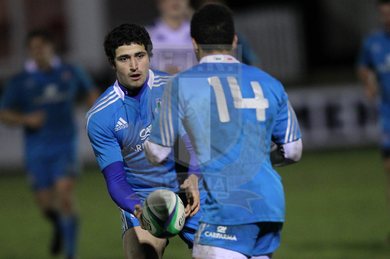 RBS 6 Nazioni 2013 Under 20, Galashiels, Netherdale 8-02-2013, Scozia U20 v Italia U20, Filippo Guarducci passa palla a David Odiete.