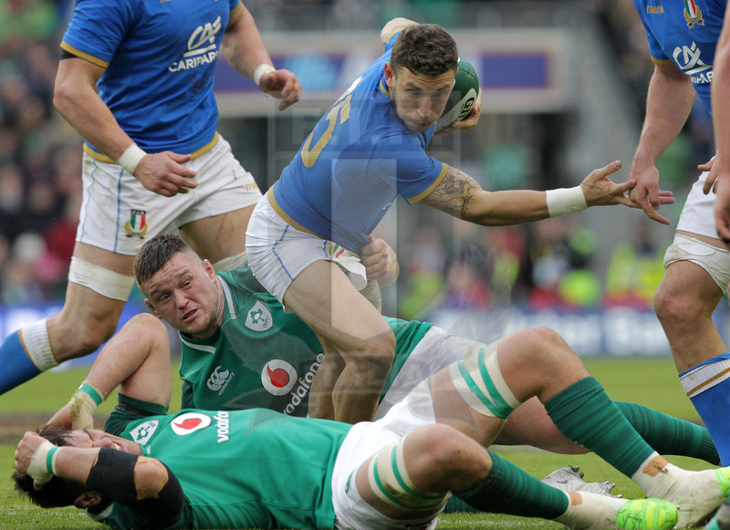 Natwest Sei Nazioni 2018, round 2, Dublino, Aviva Stadium 10/02/2018, Irlanda v Italia, Matteo Minozzi nel traffico. Foto Daniele Resini/Fotosportit