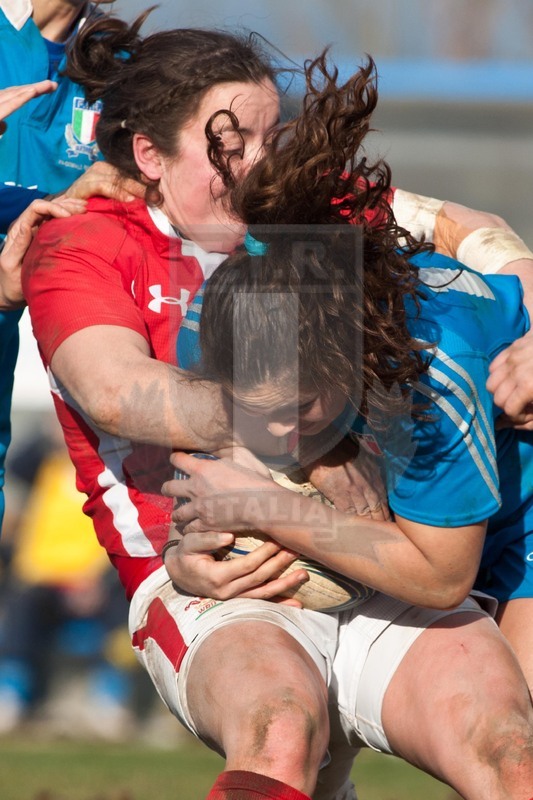 RBS 6 Nazioni Femminile 2013, Benevento, Campo Pace Vecchia, 24-02-2013, Italia v Galles. Maria Grazia Cioffi lotta difende il possesso.
