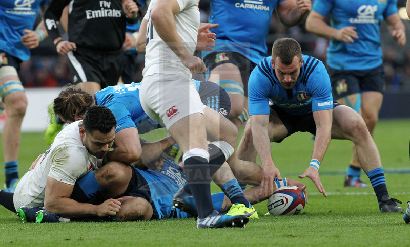 RBS Sei Nazioni 2017, Londra, Twickenham 26/02/2017, Inghilterra v Italia, Giorgio Bronzini da una ruck. Foto daniele Resini/Fotosportit