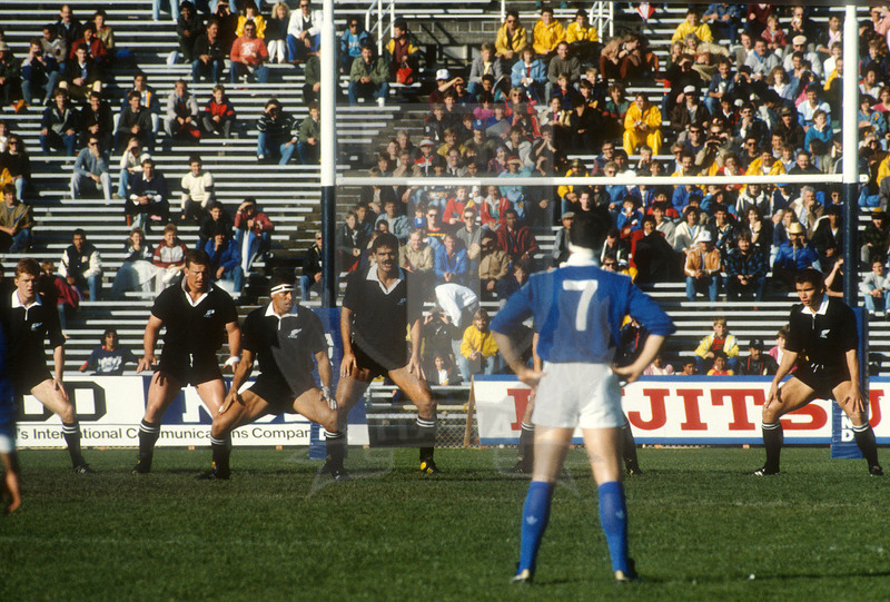 Rugby World Cup 1987, Pool 3, Auckland, Eden Park 22/05/1987, Nuova Zelanda v Italia, la Haka degli All Blacks. Di spalle, Marzio Innocenti. Foto Daniele Resini/Fotosportit