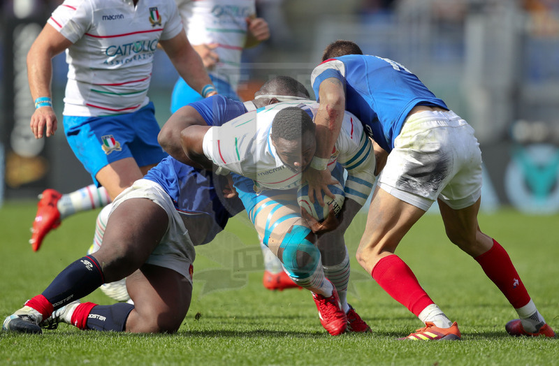 Guinness Sei Nazioni 2019, Round 5, Roma, Stadio Olimpico, 16/03/2019, Italia v Francia. Una carica di Cherif Traorè su Demba Bamba (sin) e Yoann Huget. Foto Roberto Bregani
