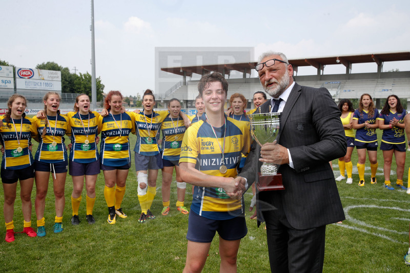 Finali Trofeo Interregionale U16 e Coppa Italia Femminile Seniores Femminile "Trofeo Rebecca Braglia", Calvisano (BS), Pata Stadium, 2-3 Giugno 2018. La capitana del Villorba riceve il Trofeo Interregionale Under 16. Foto: Roberto Bregani @ fotosportit