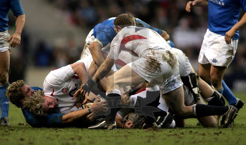 Rbs Sei Nazioni 2005, Londra, Twickenham 12/03/2005, Inghilterra v Italia, lotta a terra con Aaron Persico. Foto Daniele Resini/Fotosportit