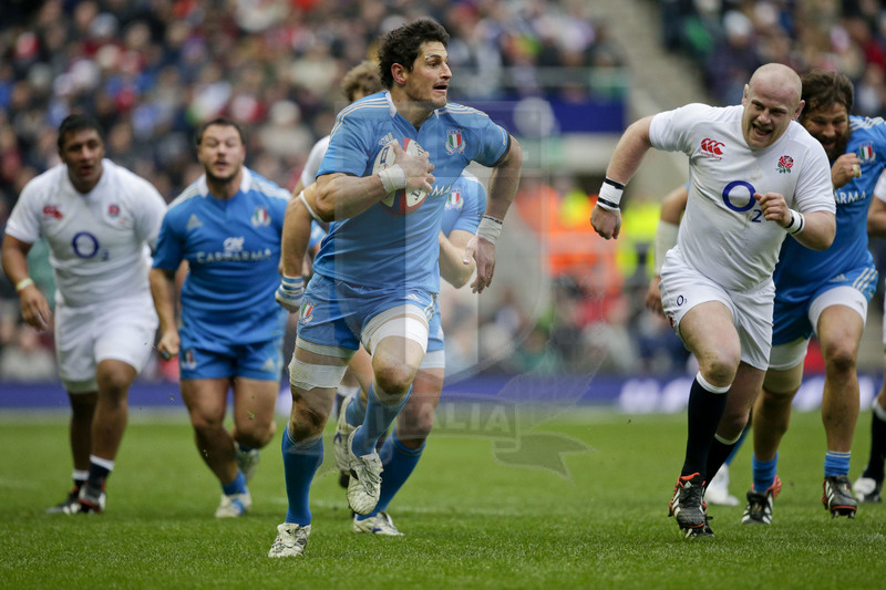RBS 6 Nazioni 2013, Londra, Twickenham Stadium, 10-03-2013, Inghilterra v Italia. Una carica di Alessandro Zanni