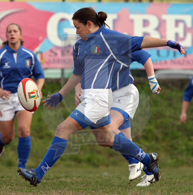 Sei Nazioni Donne 2009, Mira (VE) 15/03/2009, Italia Donne v Galles Donne, Veronica Schiavon al calcio tattico. Foto Daniele Resini/Fotosportit