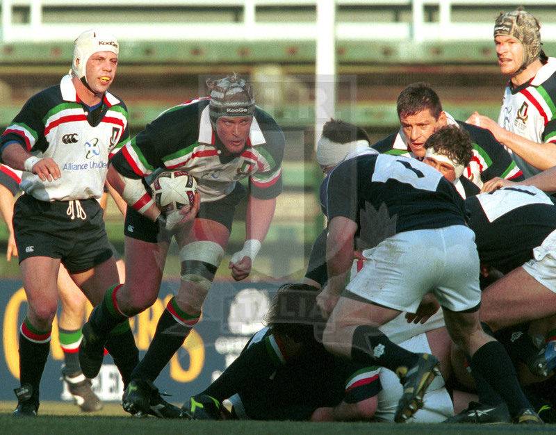 Lloyds TSB Sei Nazioni 2000, Round 1, Roma, stadio Flaminio 05/02/2000, Italia v Scozia, una carica di Wim Visser. Foto Daniele Resini/Fotosportit