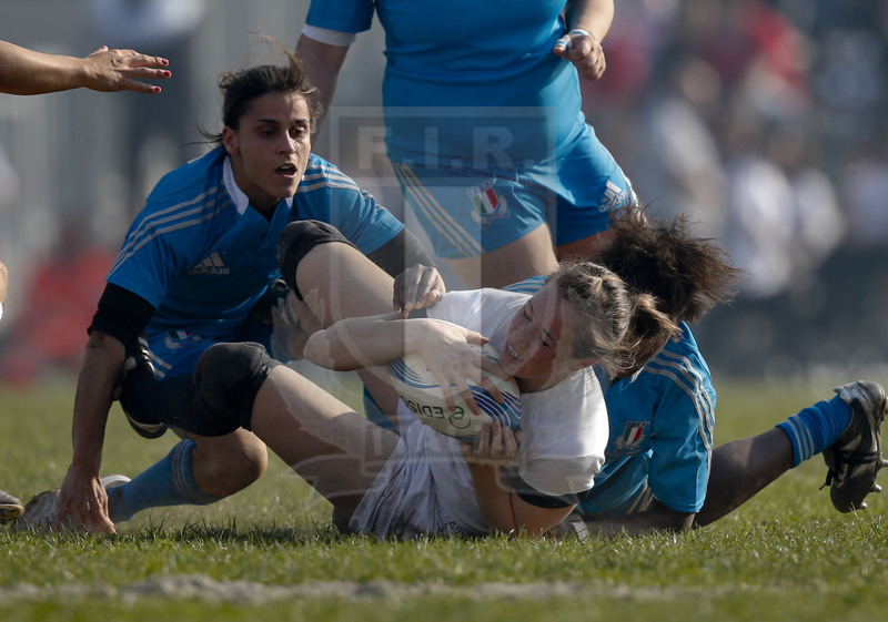 RBS 6 Nazioni Femminile 2014, Rovato (BS), Stadio Giulio e Silvio Pagani, 16-03-2014, Italia v Inghilterra. Emily Scarratt viene placcata da Awa Coulibaly e Sara Barattin. Foto: Roberto Bregani