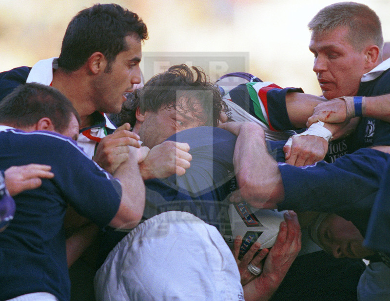 Lloyds TSB Sei Nazioni 2000, Round 1, Roma, stadio Flaminio 05/02/2000, Italia v Scozia, palla contesa in maul da Massimo Giovanelli. Stoica aiuta. Foto Daniele Resini/Fotosportit