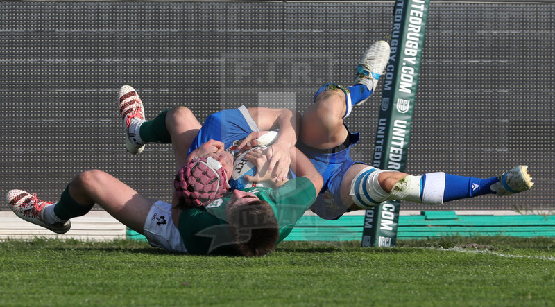 Test match U18, Trviso, stadio di Monigo, Italia U18 v Irlanda U18, Lorenzo Casilio, lanciato in meta, preso al collo e tenuto alto: l\