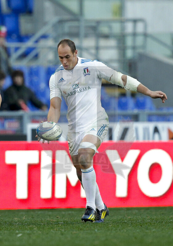 RBS 6 Nazioni 2013, Roma, Stadio Olimpico, 3-02-2013, Italia v Francia. Sergio Parisse al piede