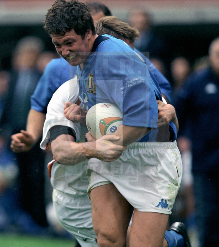 Rbs Sei Nazioni 2002, Roma, stadio Flaminio 07/04/2002, Italia v Inghilterra, Aaron Persico difende palla. Foto Daniele Resini/Fotosportit