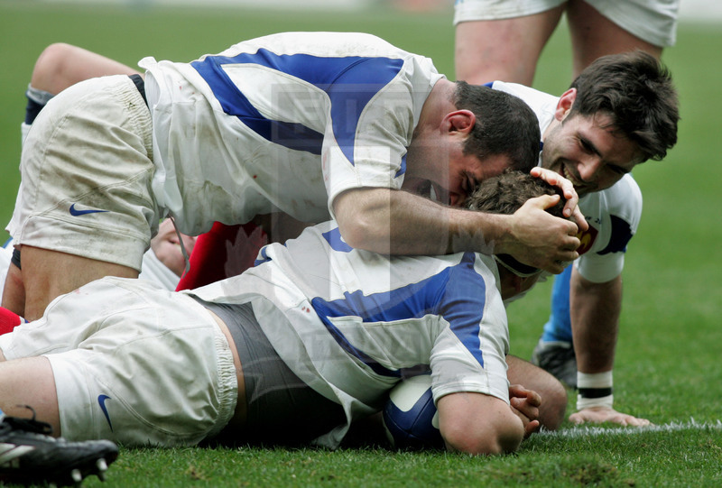 Sei Nazioni 2006, Parigi, Stade de France 25/02/2006, Francia v Italia, Pieter de Villiers festeggiato dopo la meta da drive. Foto Daniele Resini/Fotosportit