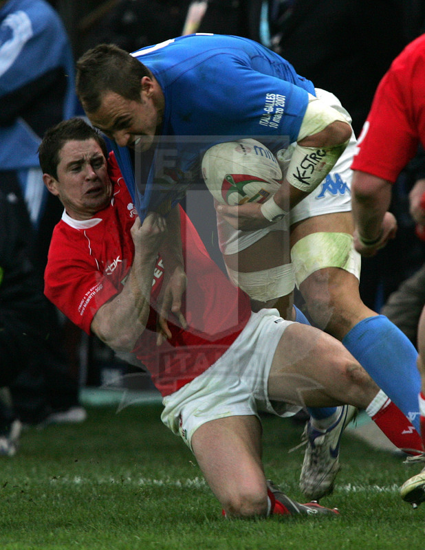 Sei Nazioni 2007, Roma, stadio Flaminio 10/03/2007, Italia v Galles, Sergio Parisse trattenuto da Shane Williams. Foto Daniele Resini/Fotosportit