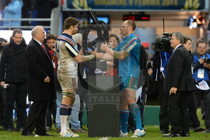 RBS 6 Nazioni, round 2, 09-02/2014, Parigi Stade De France, Francia v Italia, Parisse e Papé col Trofeo Garibaldi. Max Pratelli/Fotosportit