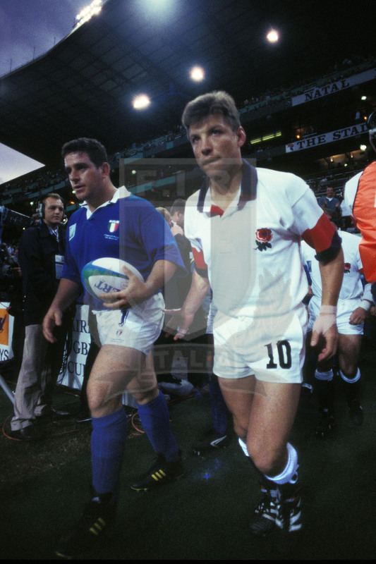 Rugby World Cup 1995, Pool B, Durban, Kings Park 31/05/1995, Inghilterra v Italia, i capitani Massimo Cuttitta e Rob Andrew guidano le squadre in campo. Foto Daniele Resini/Fotosportit