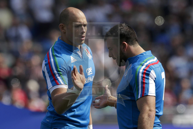 RBS 6 Nazioni 2014, Roma, Stadio Olimpico, 15-03-2014, Italia v Inghilterra. Sergio Parisse scambia un "cinque" con Robert Barbieri. Foto: Roberto Bregani