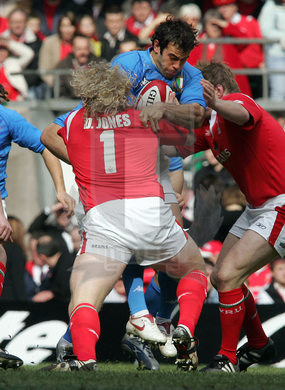 Rbs Sei Nazioni 2006, Round 3, Cardiff, Millennium Stadium 11/03/2006, Galle v Italia, Gonzalo Canale impatta su Jones. Foto Daniele Resini/Fotosportit