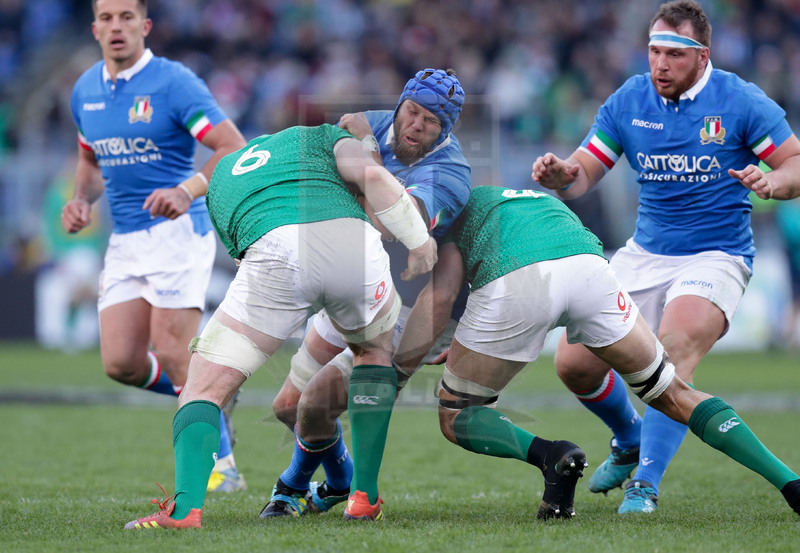 Guinness Sei Nazioni 2019, Round 3, Roma, Stadio Olimpico, 24/02/2019, Italia v Irlanda. Una cariva di Dean Budd su Peter O’Mahony e Ultan Dillane. Foto Roberto Bregani/Fotosportit