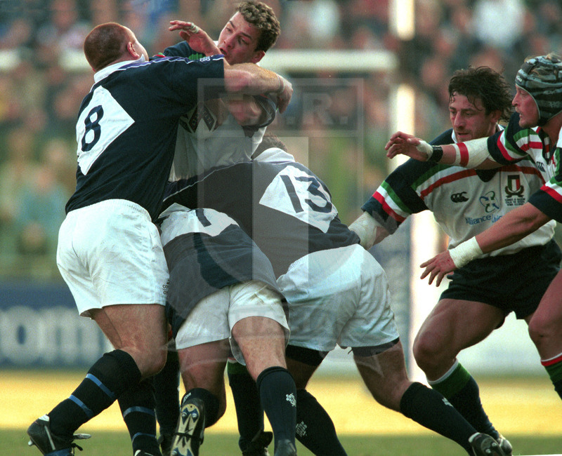 Lloyds TSB Sei Nazioni 2000, Round 1, Roma, stadio Flaminio 05/02/2000, Italia v Scozia, Manuel Dallan impegna tre avversari. Foto Daniele Resini/Fotosportit