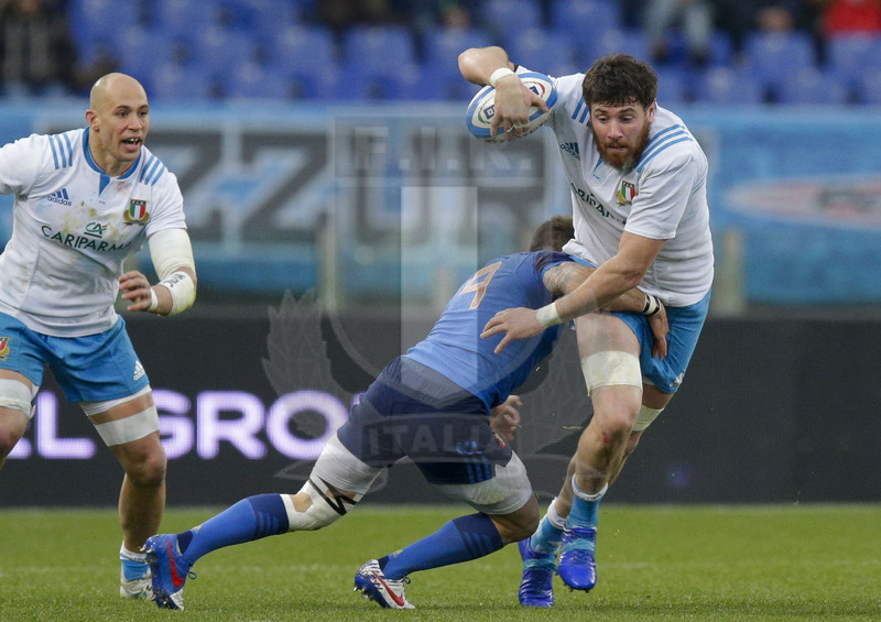 RBS 6 Nazioni 2015, Roma, Stadio Olimpico, 15-03-2015, Italia v Francia. Una carica di George Biagi placcato da Sebastien Tillous-Borde. Foto: Roberto Bregani/Fotosportit
